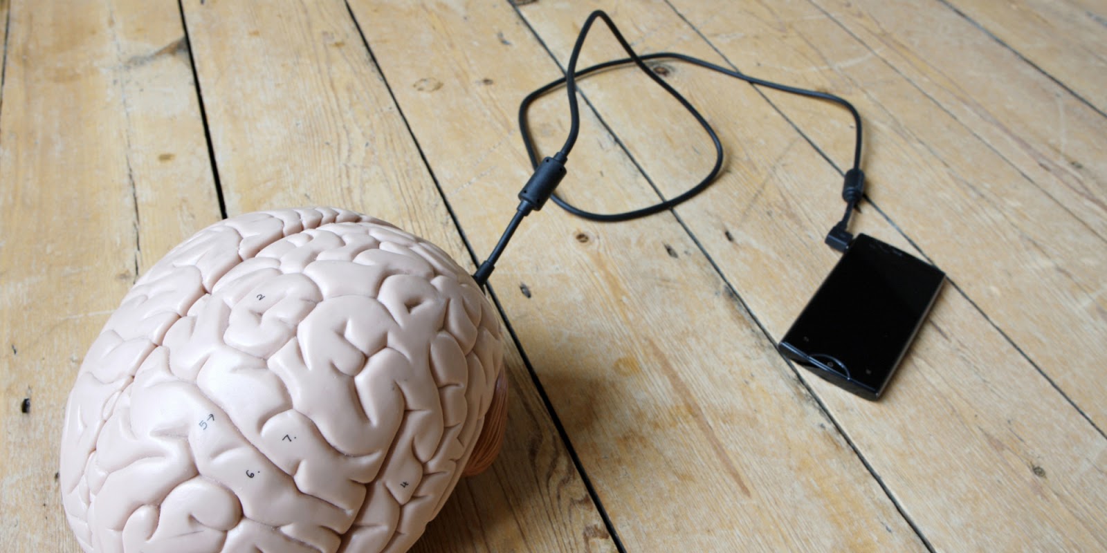 ¿Eres Adicto a tu Teléfono Móvil? Esta es la Forma en que la Luz está Afectando a tu Cerebro, ¡pon Atención!